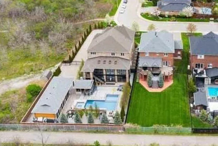 Aerial view showing unauthorized building and fence encroaching on Hamilton city parkland