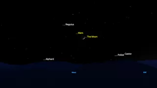 A simulation showing the crescent moon appearing close to Mars and the star Regulus in the western sky after sunset on May 31.