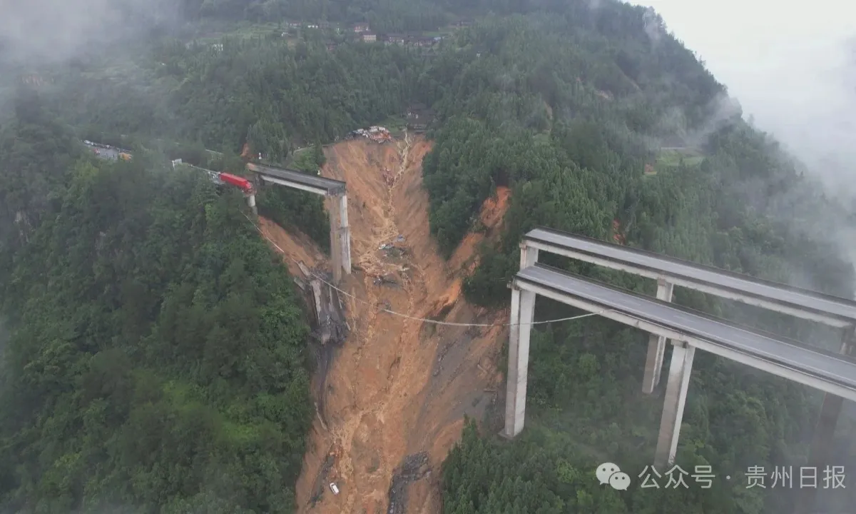Collapsed section of the Houzihe Grand Bridge approach bridge in Guizhou, China