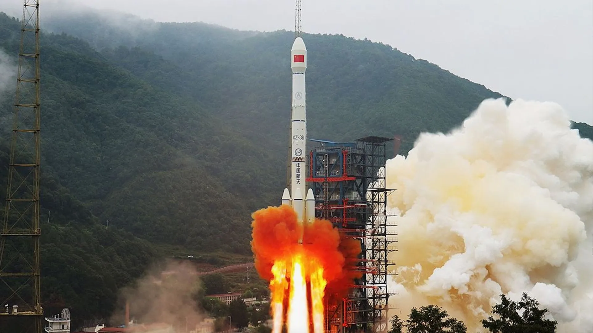 Chinese Long March rocket launching the Shijian-21 satellite for future orbital tests.