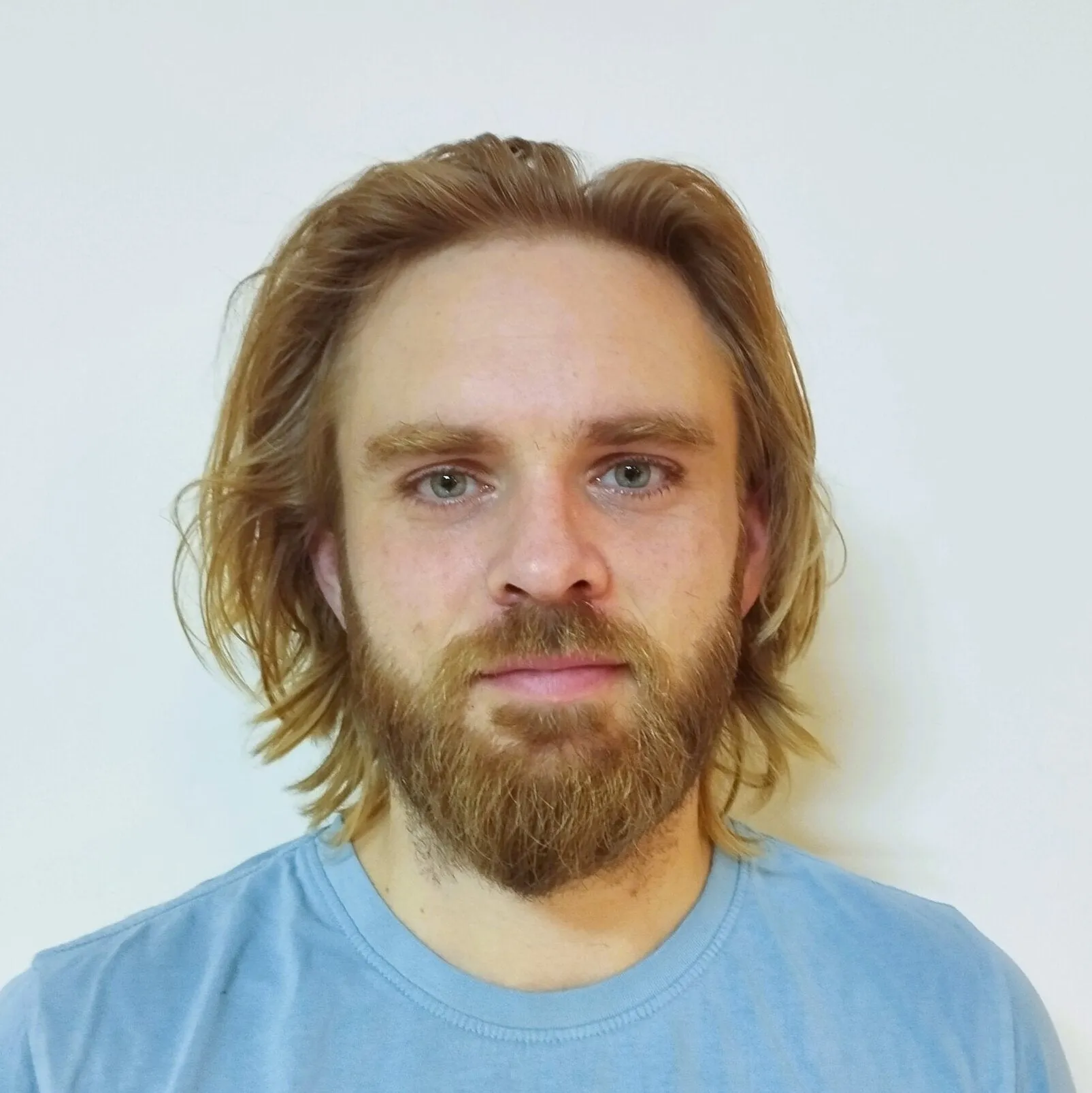 Author photo of Edd Gent who wrote the original article on AI transforming science research