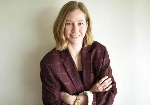 Dr. Maaike van Kooten receiving the 2025 New Horizons in Physics Prize