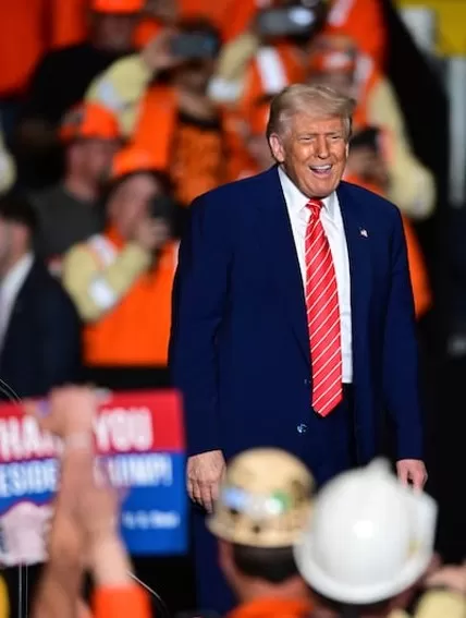 US President speaking to steelworkers, symbolizing US policies impacting Canadian economy